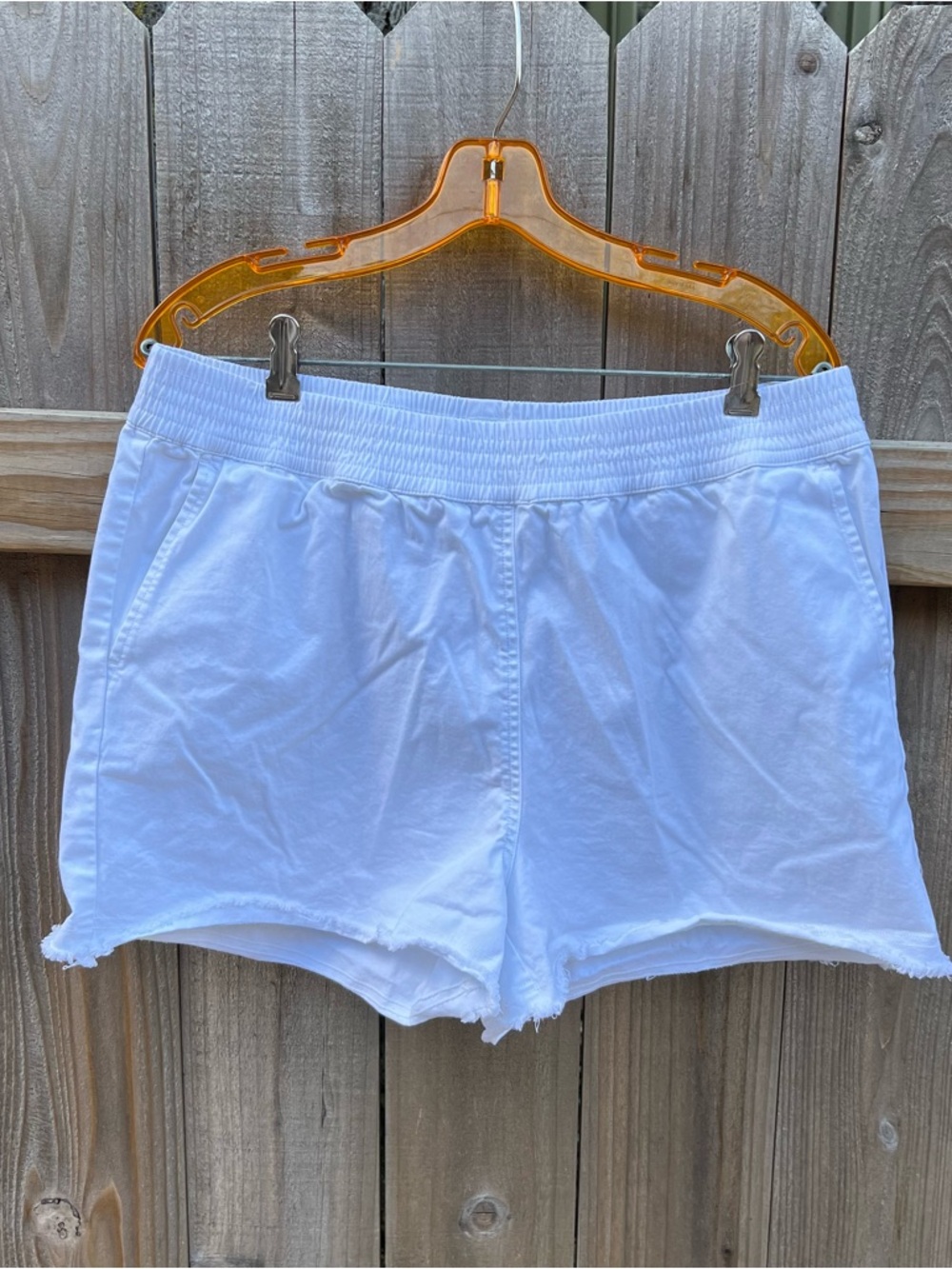Vineyard Vines White Raw Hem Shorts – Size L